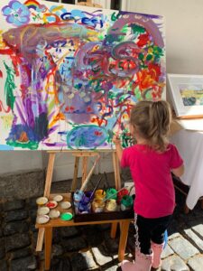 besucher-kunst-in-licher-scheunen-2021-beim-malen-4