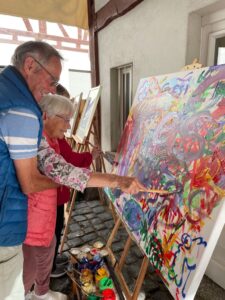 besucher-kunst-in-licher-scheunen-2021-beim-malen-8